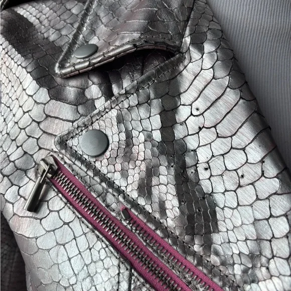 โจDARE TO DAZZLE: THE BLUMARINE SILVER MOTO JACKET โจ - Picture 5 of 7